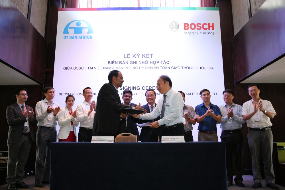 bosch va van phong uy ban an toan giao thong quoc gia ky ban ghi nho hop tac nghien cuu an toan giao thong