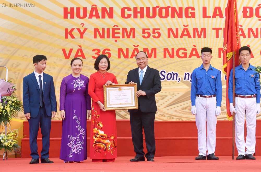 Prime Minister visits old school on Vietnam Teachers’ Day
