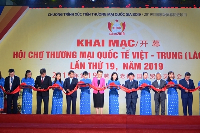vietnam china international trade fair opens in lao cai