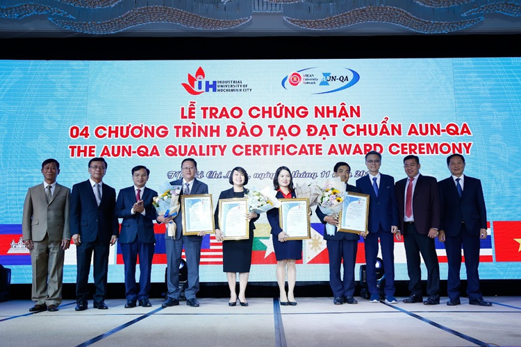 1408-anh-2-trao-chung-nhan-dat-chuan-aun-qa