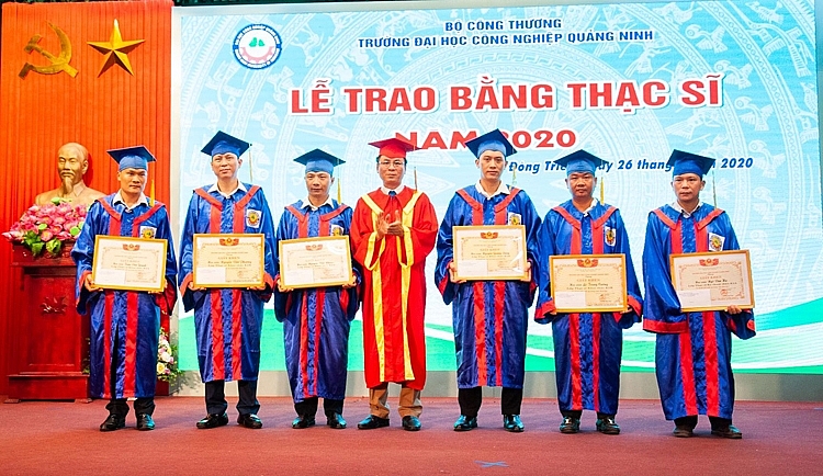 undefined 4023-ok-ts-hoang-hung-thyng-bi-thy-yyng-uy-hiyu-tryyng-trao-byng-tyt-nghiyp-cho-hyc-vien-cao-hyc-khoa-1