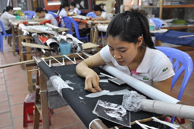 Nghề thêu - “vẽ hồn quê” bằng “cầu vồng” của chỉ nghe theu ve ho n que ba ng ca u vo ng cu a chi