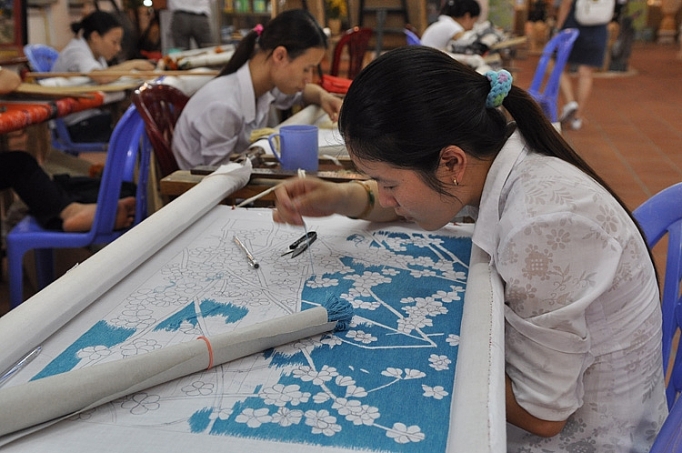 Nghề thêu - “vẽ hồn quê” bằng “cầu vồng” của chỉ nghe theu ve ho n que ba ng ca u vo ng cu a chi