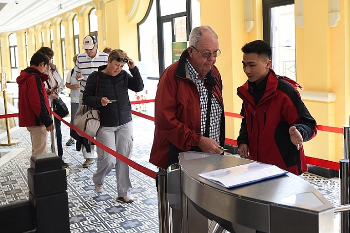 du lich viet nam voi thuc trang du khach khong biet tieu tien vao dau