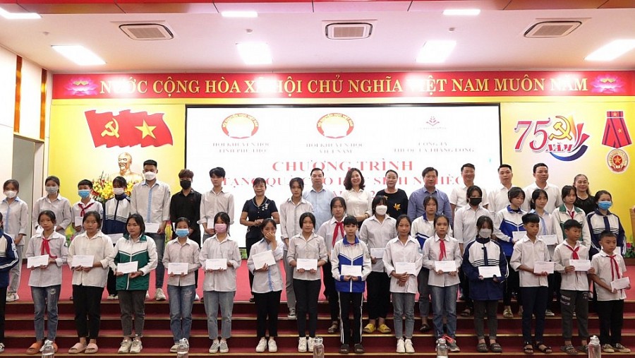 Công ty thuốc lá Thăng Long: Mang yêu thương đến với học sinh nghèo hiếu học tại Phú Thọ