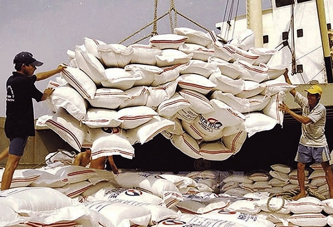 Cùng với việc cho phép xuất khẩu gạo từ ngày 01/5, Thủ tướng giao Bộ Công Thương phối hợp với các Bộ, ngành tạo mọi điều kiện thuận lợi nhất cho hoạt động xuất khẩu gạo; bảo đảm lợi ích chính đáng cho người dân, doanh nghiệp; giữ vững thị trường xuất khẩu gạo, bảo đảm quan hệ, uy tín với quốc tế (Ảnh minh họa) 2858-2