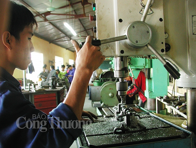 Tiếp tục đẩy mạnh tuyên truyền về an toàn vệ sinh lao động tiep tuc day manh tuyen truyen ve an toan ve sinh lao dong