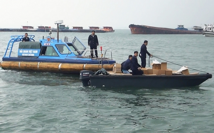 Bắt giữ xuồng cao tốc vận chuyển 29.000 bao thuốc lá lậu trên biển bat giu xuong cao toc van chuyen 29000 bao thuoc la lau tren bien