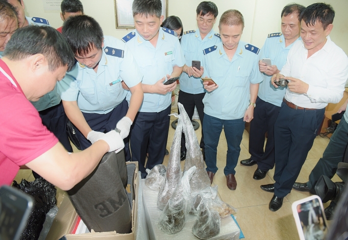 song hanh giua phuc vu va quan ly