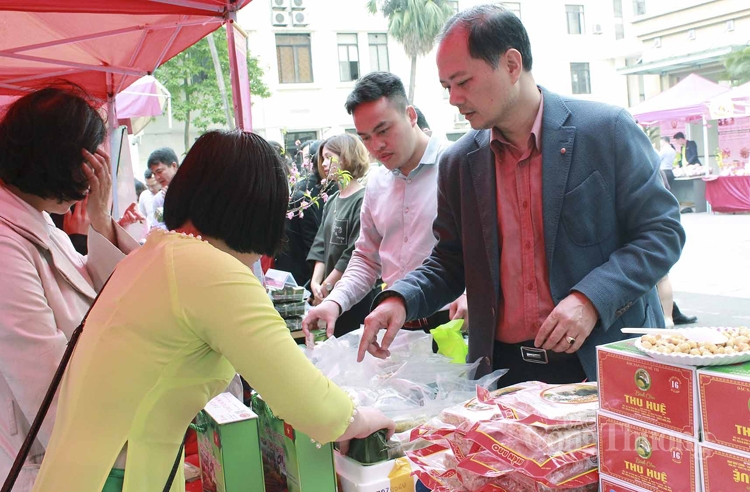 nhon nhip ngay hoi mua sam cua doan vien cong doan bo cong thuong