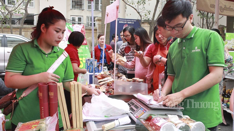 nhon nhip ngay hoi mua sam cua doan vien cong doan bo cong thuong