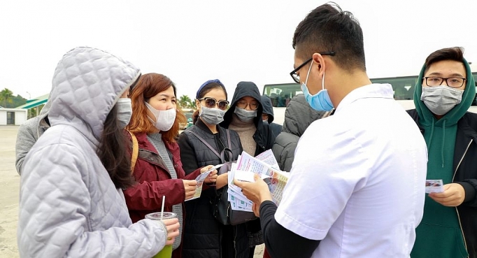 qua n ly thi truo ng manh tay ngan cha n con khat khau trang phong virus corona