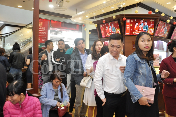 Người dân xếp hàng từ sớm mua vàng đón lộc ngày Thần Tài nguoi dan xep hang tu som mua vang don loc ngay than tai