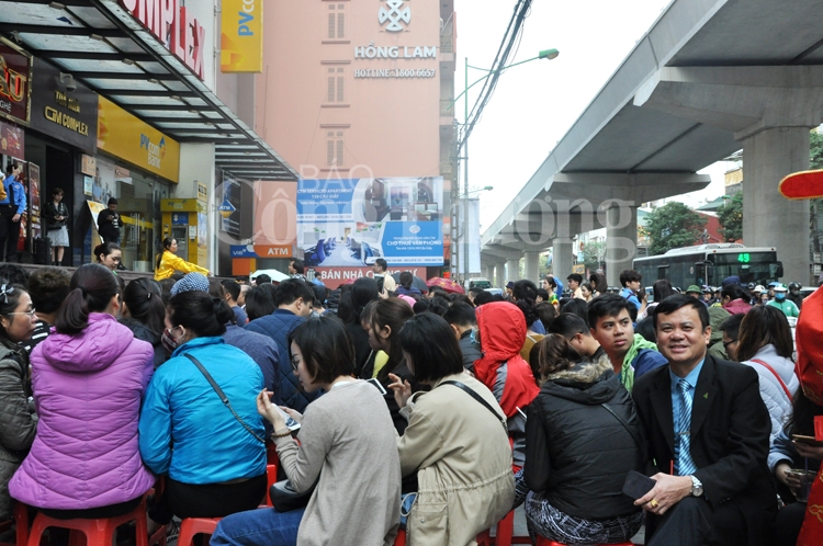 Người dân xếp hàng từ sớm mua vàng đón lộc ngày Thần Tài nguoi dan xep hang tu som mua vang don loc ngay than tai