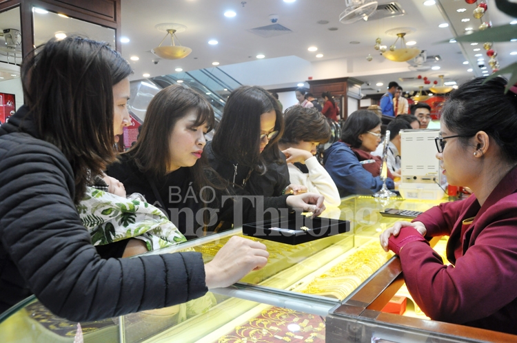 Người dân xếp hàng từ sớm mua vàng đón lộc ngày Thần Tài nguoi dan xep hang tu som mua vang don loc ngay than tai