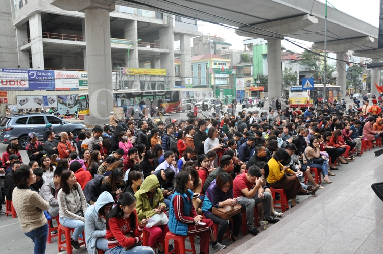 Người dân xếp hàng từ sớm mua vàng đón lộc ngày Thần Tài nguoi dan xep hang tu som mua vang don loc ngay than tai