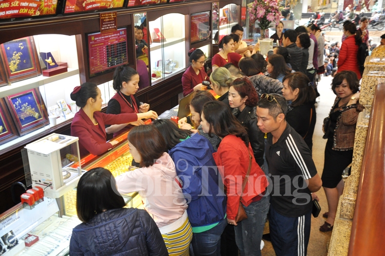 Người dân xếp hàng từ sớm mua vàng đón lộc ngày Thần Tài nguoi dan xep hang tu som mua vang don loc ngay than tai