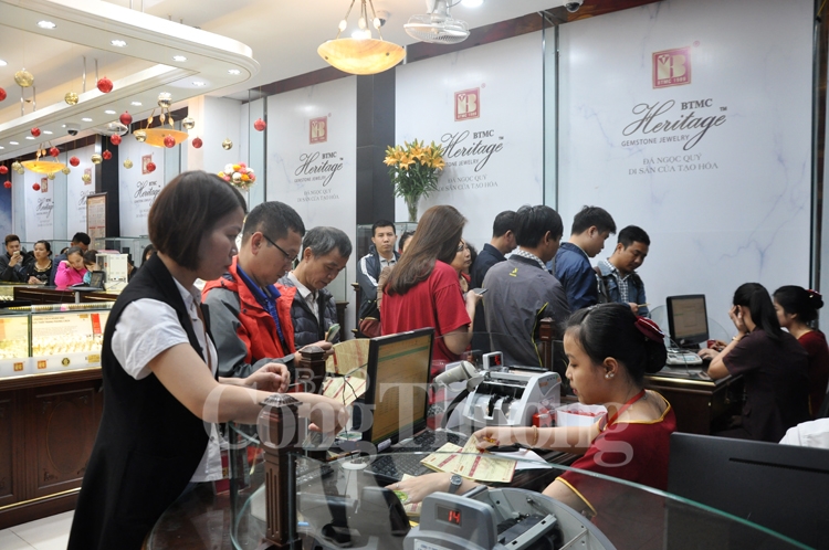 Người dân xếp hàng từ sớm mua vàng đón lộc ngày Thần Tài nguoi dan xep hang tu som mua vang don loc ngay than tai