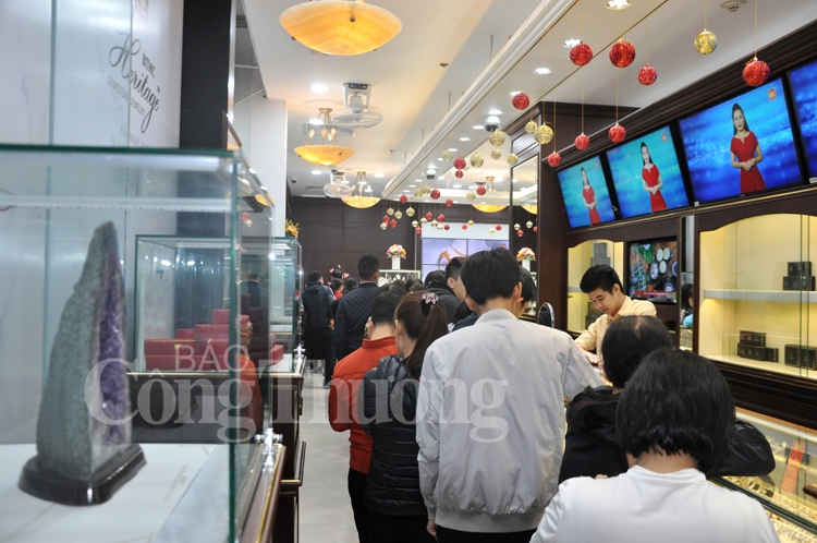 Người dân xếp hàng từ sớm mua vàng đón lộc ngày Thần Tài nguoi dan xep hang tu som mua vang don loc ngay than tai