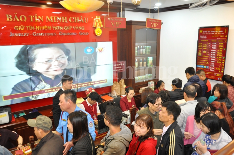 Người dân xếp hàng từ sớm mua vàng đón lộc ngày Thần Tài nguoi dan xep hang tu som mua vang don loc ngay than tai