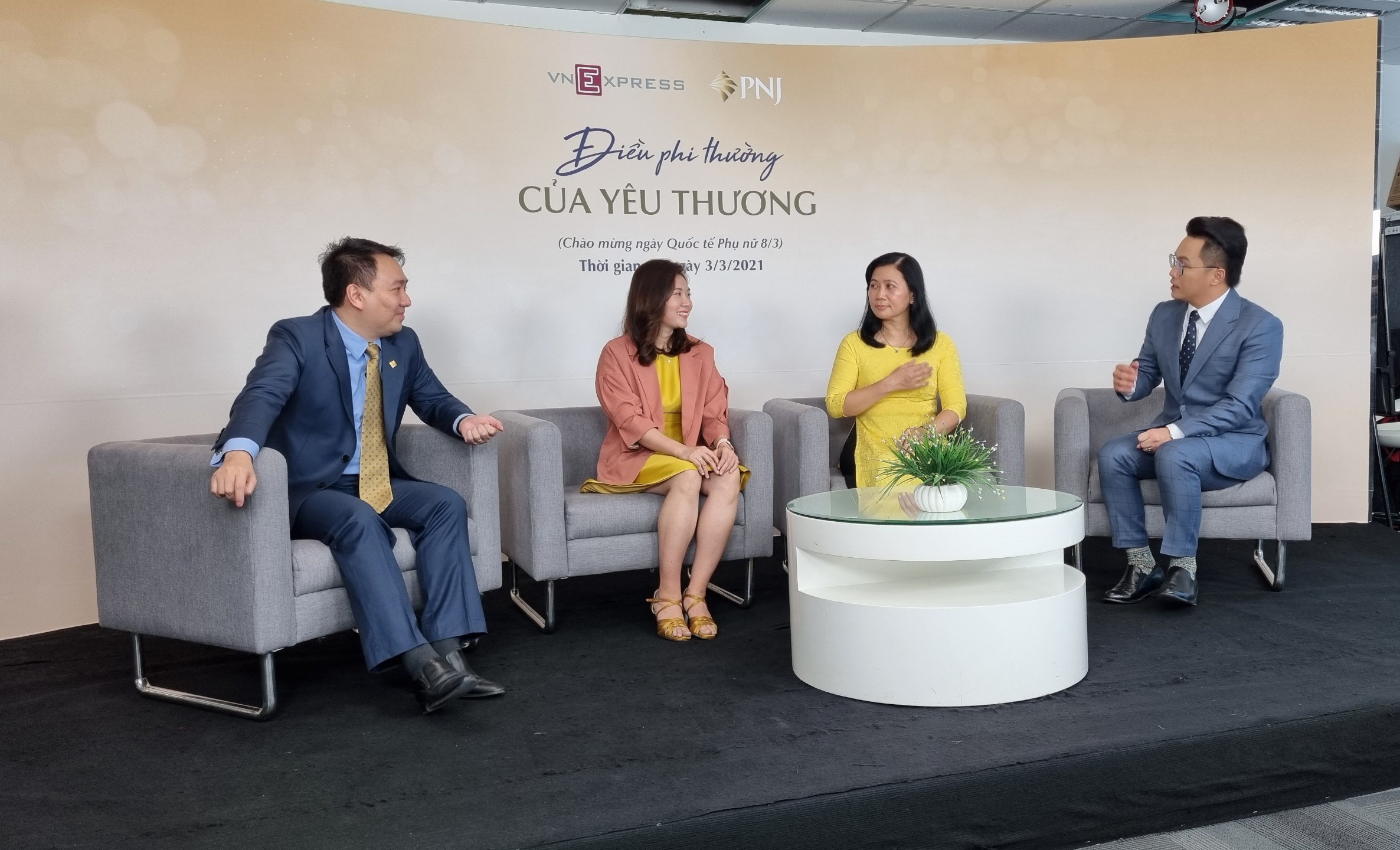 Bác sĩ Dư Lê Thanh Xuân và bác sĩ Nguyễn Thị Huỳnh Mai (ở giữa) chia sẻ tại Talkshow “Điều phi thường của yêu thương”