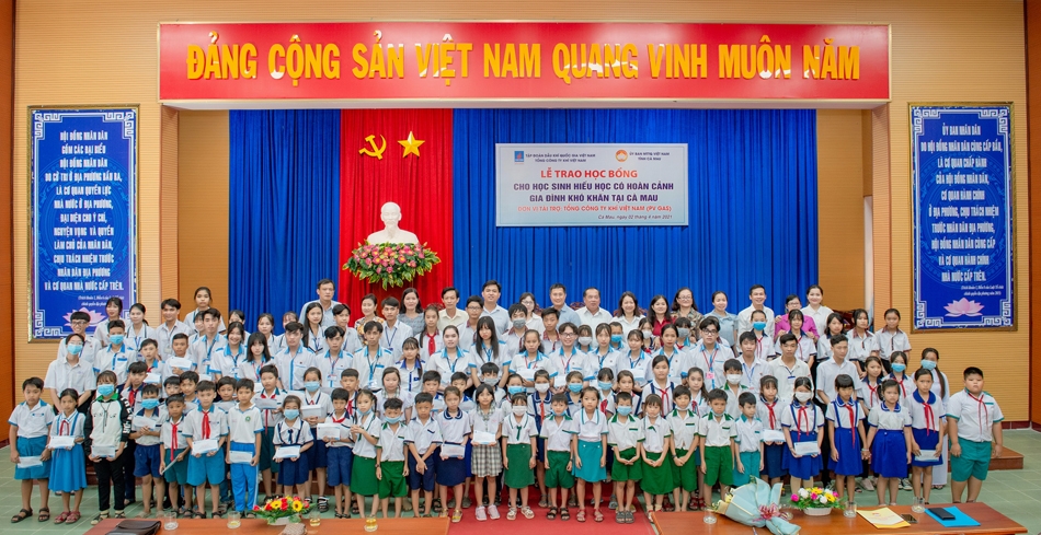 PV GAS trao tặng 500 suất học bổng cho học sinh nghèo hiếu học tỉnh Cà Mau