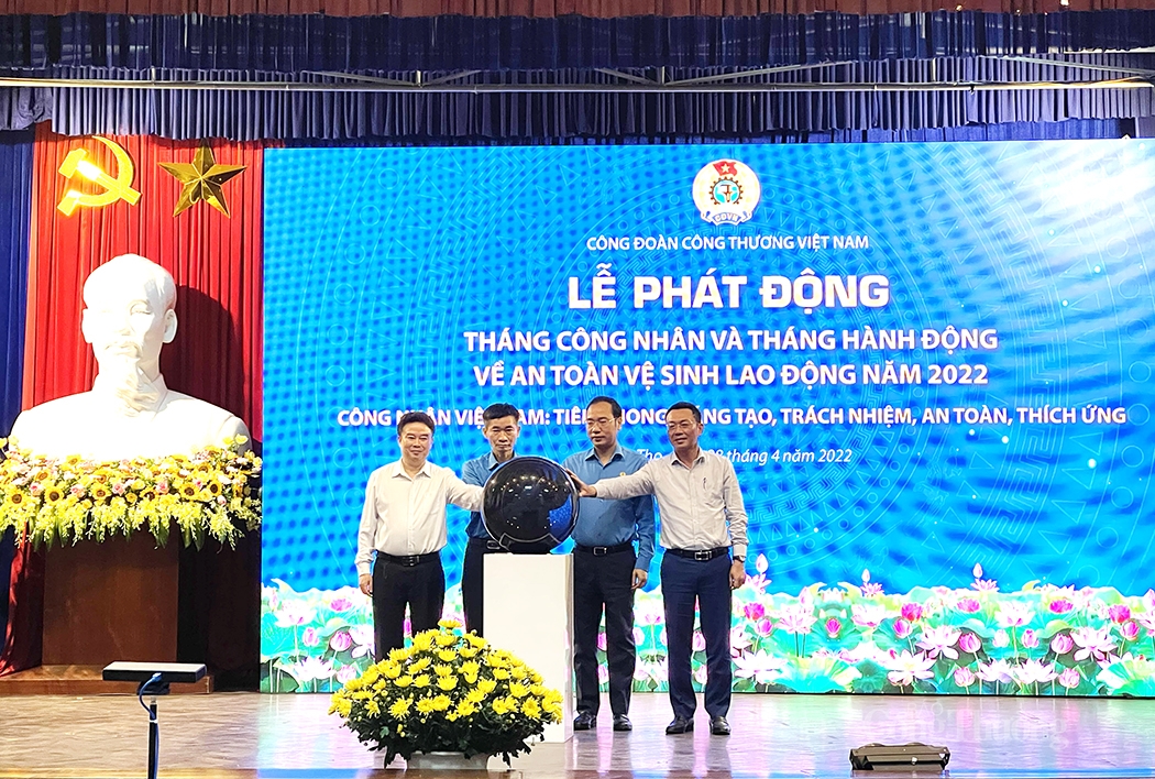 Công nhân Việt Nam: Tiên phong, sáng tạo, trách nhiệm, an toàn, thích ứng Công nhân Việt Nam: Tiên phong, sáng tạo, trách nhiệm, an toàn, thích ứng