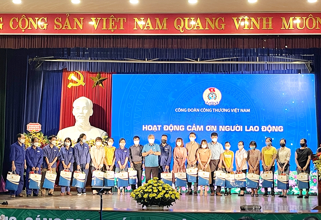 Công nhân Việt Nam: Tiên phong, sáng tạo, trách nhiệm, an toàn, thích ứng Công nhân Việt Nam: Tiên phong, sáng tạo, trách nhiệm, an toàn, thích ứng