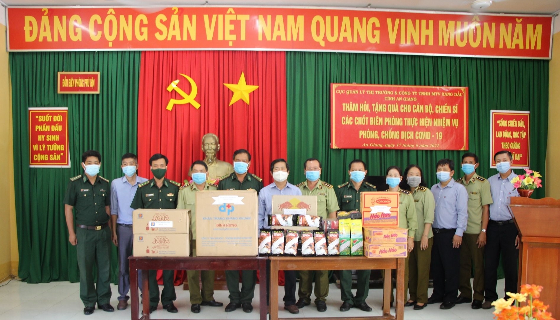 Chia sẻ khó khăn, động viên chiến sĩ Biên phòng An Giang Chia sẻ khó khăn, động viên chiến sĩ Biên phòng An Giang