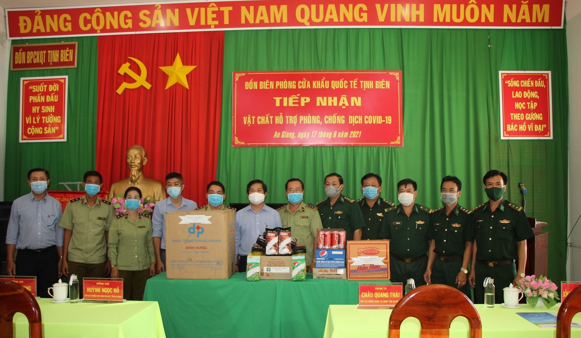 Chia sẻ khó khăn, động viên chiến sĩ Biên phòng An Giang Chia sẻ khó khăn, động viên chiến sĩ Biên phòng An Giang