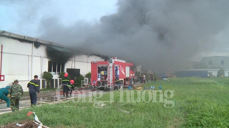 Vĩnh Phúc: Dập tắt đám cháy lớn tại công ty Dong Yang Electronics Việt Nam vinh phuc dap tat dam chay lon tai cong ty dong yang electronics viet nam