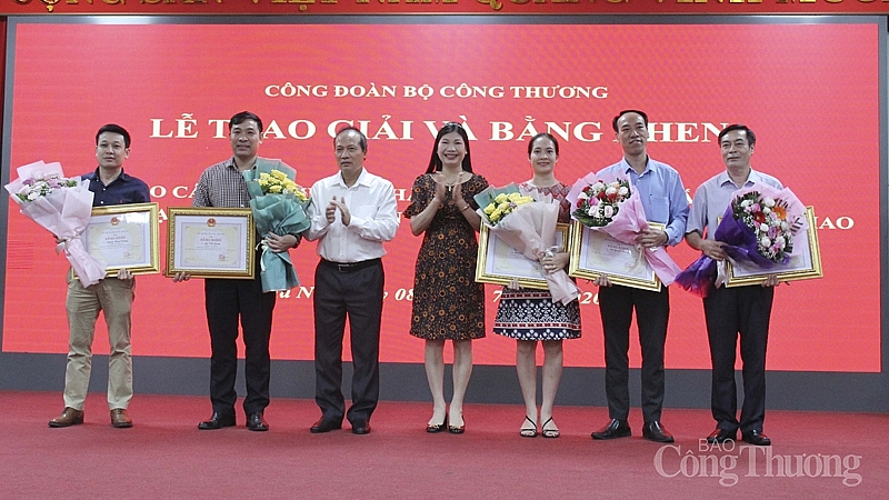 Bộ Trưởng Bộ Công Thương tặng bằng khen cho các tập thể, cá nhân xuất sắc trong hoạt động công đoàn