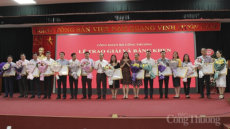 Bộ Trưởng Bộ Công Thương tặng bằng khen cho các tập thể, cá nhân xuất sắc trong hoạt động công đoàn