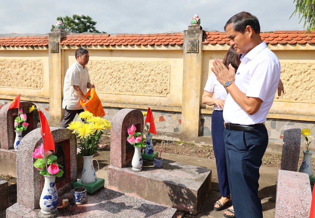 Những anh hùng hy sinh thân mình giữ dòng chảy xăng dầu được thông suốt Những anh hùng hy sinh thân mình giữ dòng chảy xăng dầu được thông suốt