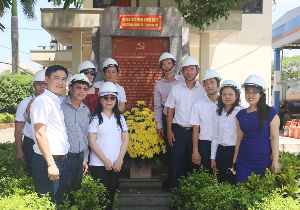 Những anh hùng hy sinh thân mình giữ dòng chảy xăng dầu được thông suốt Những anh hùng hy sinh thân mình giữ dòng chảy xăng dầu được thông suốt