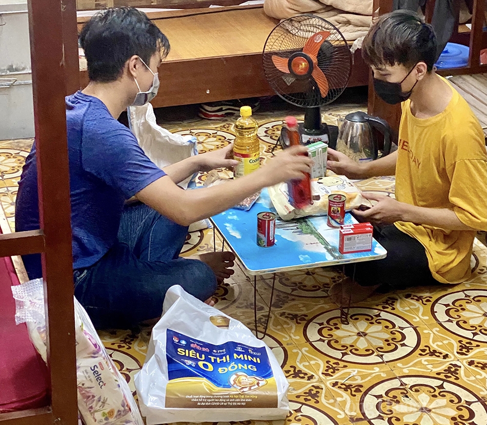 Các sinh viên nhận đơn hàng giao thành công từ Siêu thị mini 0 đồng Online