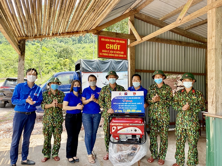 Đoàn Thanh niên công ty thăm hỏi, động viên cán bộ chiến sỹ Đồn Biên phòng Cồn Roàng, xã Thượng Trạch (Bố Trạch) Đoàn Thanh niên công ty thăm hỏi, động viên cán bộ chiến sỹ Đồn Biên phòng Cồn Roàng, xã Thượng Trạch (Bố Trạch)