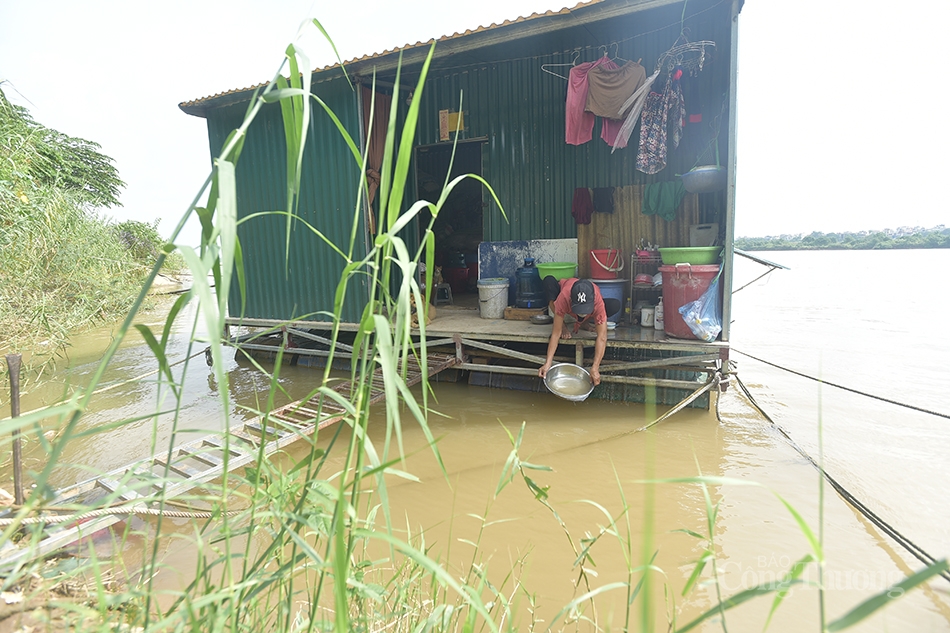 Những người lao động sinh sống trong xóm Phao đều không có hộ khẩu, không có nghề nghiệp ổn định, họ chỉ có thể kiếm sống bằng các công việc mùa vụ như chạy xe ôm, bốc vác thuê, nhặt ve chai, đồng nát hay bán hàng rong.