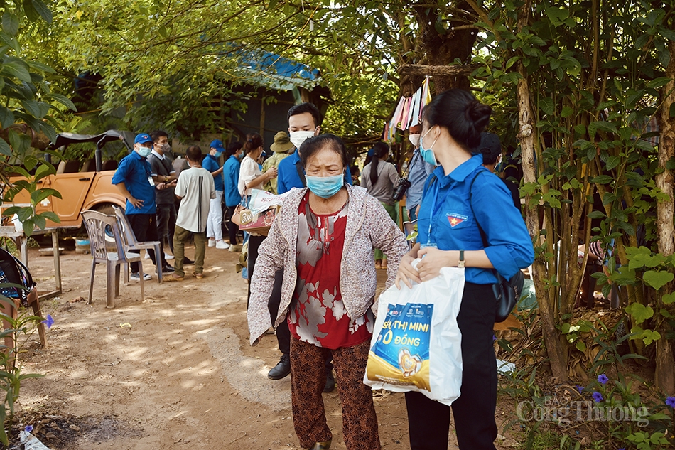Lực lượng đoàn viên, thanh niên tham gia hỗ trợ người dân mang quà về nhà