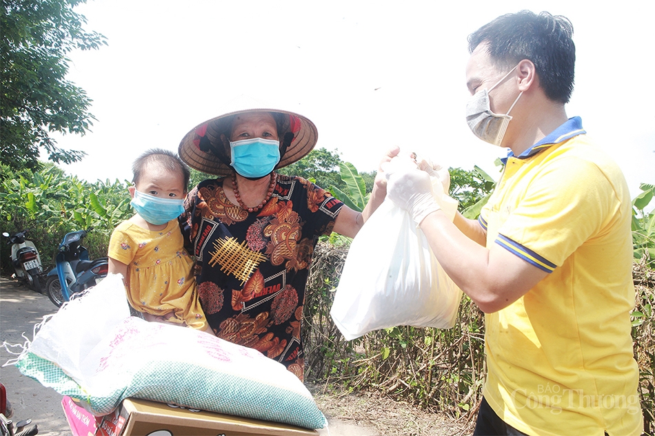 Rất may được sự quan tâm của chính quyền và các nhóm thiện nguyện đến đây trao quà, phát nhu yếu phẩm cho bà con. Tôi cũng rất xúc động với những món quà này và thay mặt cho bà con trong xóm cảm ơn mọi người đã đến giúp đỡ chia sẻ khó khăn với chúng tôi” - ông Nguyễn Văn Được chia sẻ.