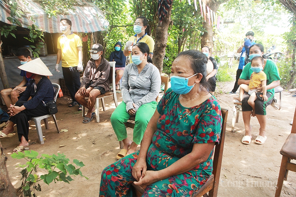 Cảm thông trước nhưng hoàn cảnh khó khăn, chương trình “Siêu thị mini 0 đồng - Hà Nội Trái tim Hồng” đã trao tặng 40 suất quà gồm các nhu yếu phẩm trị giá 400.000 đồng/suất cho người dân nơi đây.