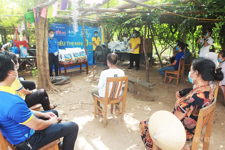 Ngay từ sáng sớm người dân tại xóm Phao đã có mặt, rất hồ khởi để đón nhận món quà từ Ban Tổ chức chương trình “Siêu thị mini 0 đồng - Hà Nội Trái tim Hồng”.