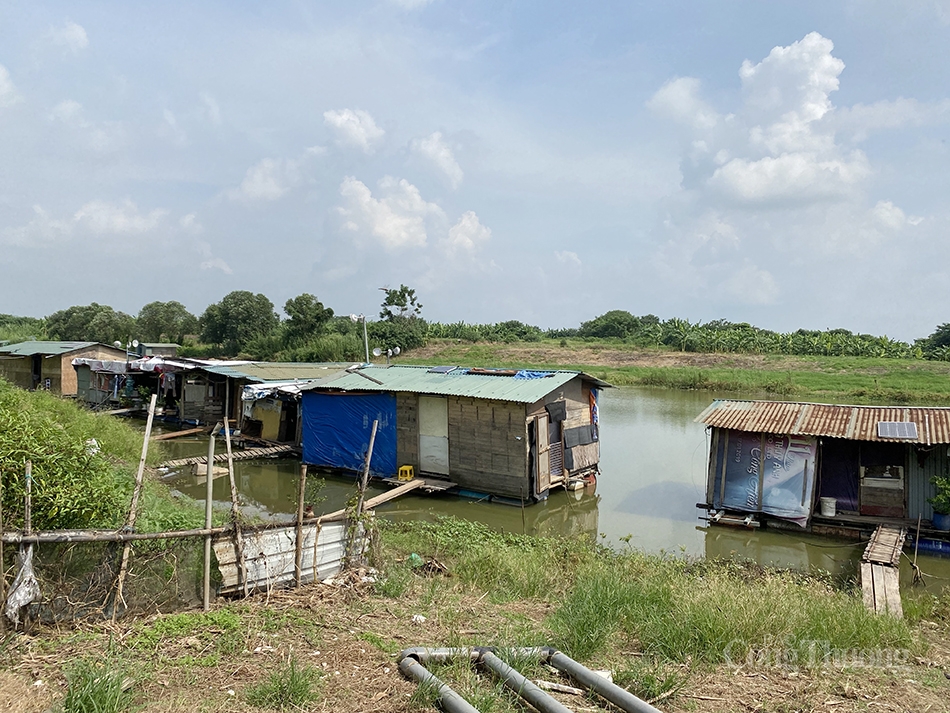 Xóm Phao tập trung khoảng hơn 30 hộ dân lao động đến từ nhiều tỉnh thành khác nhau. Do ảnh hưởng của dịch bệnh bùng phát khiến cuộc sống mưu sinh của người dân nơi đây càng trở nên chật vật hơn. 