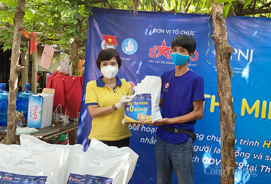 Đại diện BTC, Bà Phạm Thuý Dung - Giám đốc PNJ Miền Bắc chia sẻ: Người dân sinh sống tại xóm Phao quanh năm lam lũ vất vả, khi Covid-19 ập đến cuộc sống của họ lại thêm muôn phần chật vật. 