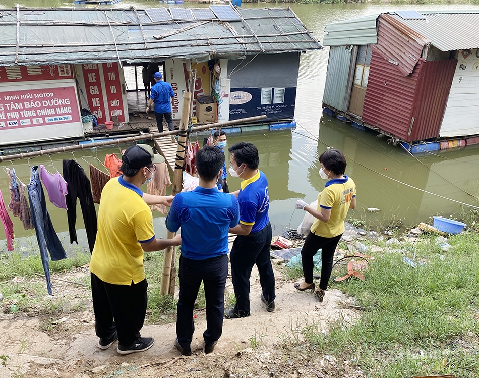 Ông Lê Đăng Lễ - Phó Chủ tịch UBND phường Ngọc Thụy, quận Long Biên cho biết, những người dân ở ngoài bãi (xóm Phao) gặp rất nhiều khó khăn trong đợt giãn cách này nên chính quyền đang hỗ trợ nhiều hơn, ngoài nhu yếu phẩm còn được hỗ trợ thêm 200.000 đồng. “Chúng tôi quyết tâm không để người dân bị đói và cố gắng hỗ trợ họ, đồng thời kêu gọi cộng đồng chia sẻ khó khăn với họ trong thời gian này” - Phó Chủ tịch phường Ngọc Thụy nói.
