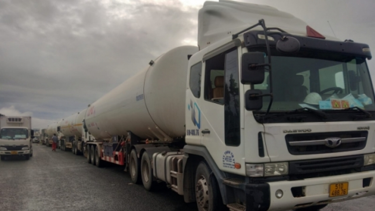Bất chấp nguy cơ cháy nổ, Cần Thơ yêu cầu xe bồn chở gas sang hàng mới được lưu thông