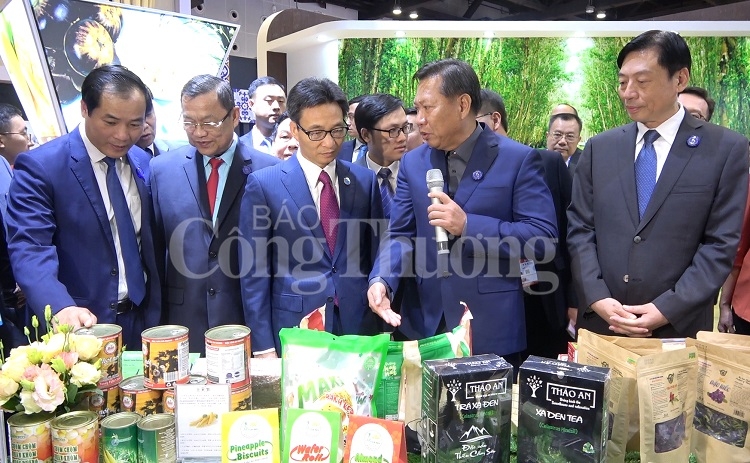 pho thu tuong vu duc dam khai truong khu gian hang viet nam tai caexpo 2019