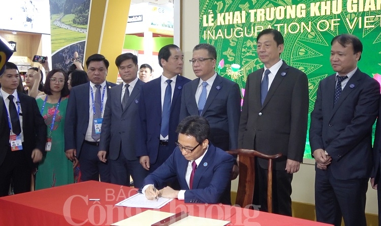 pho thu tuong vu duc dam khai truong khu gian hang viet nam tai caexpo 2019