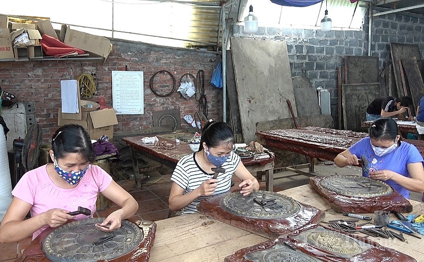 Nghệ nhân Tạ Văn Úy - Người truyền lửa cho nghề chạm bạc Hữu Bộc Nghệ nhân Tạ Văn Úy   Người truyền lửa cho nghề chạm bạc Hữu Bộc