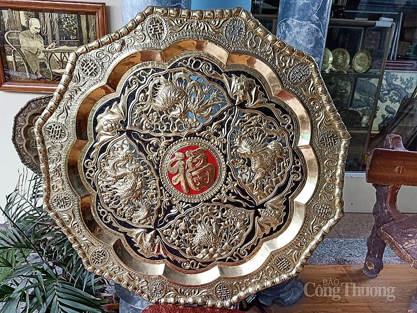 Nghệ nhân Tạ Văn Úy - Người truyền lửa cho nghề chạm bạc Hữu Bộc Nghệ nhân Tạ Văn Úy   Người truyền lửa cho nghề chạm bạc Hữu Bộc